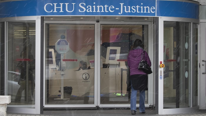Une femme s'apprête à entrer au CHU Sainte-Justine.