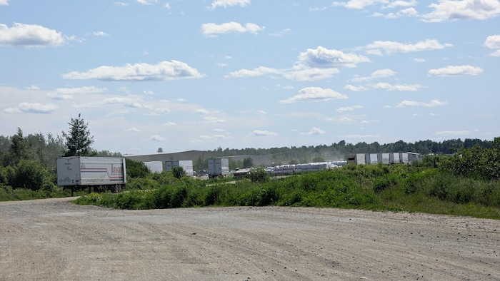 Des camions devant des installations d'Envirem Organics.