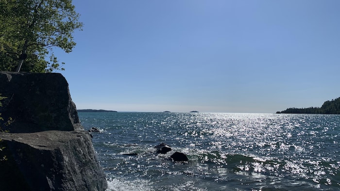 Vue ensoleillée sur le lac Supérieur.