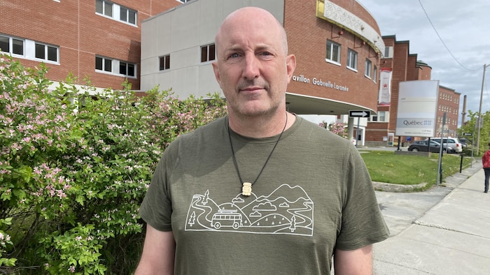 Le docteur Frédéric Bonin, posant à l'extérieur, devant les bureaux du CISSS-AT à Rouyn-Noranda.