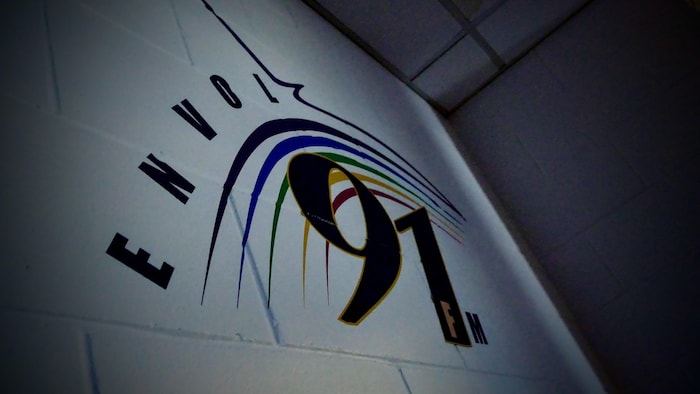 Le logo de la radio Envol sur un mur. 