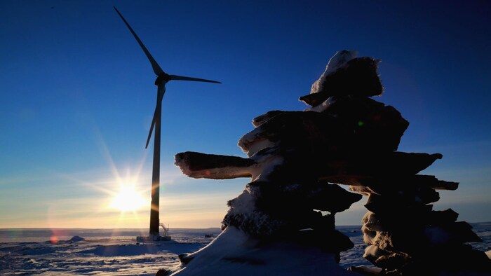 Une éolienne installée par Tugliq Énergie à la mine Raglan, au Nunavik, en 2015.