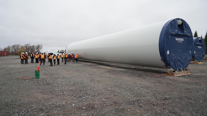 Tour d'éolienne couchée.