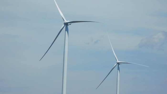 Deux éoliennes.