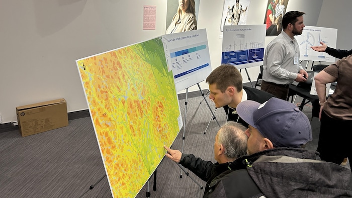 Des gens regardent une carte.