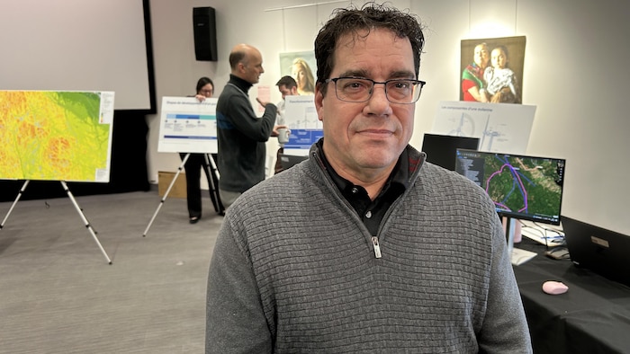 Yanick Baillargeon pose dans une salle.