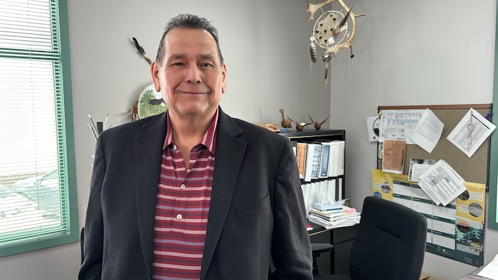 Gilbert Dominique pose dans son bureau.