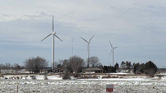 Des éoliennes dans un champ dans le parc éolien de Yamaska.