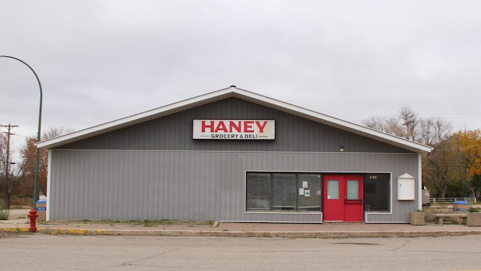 Une bâtisse sur laquelle est écrit Haney Grocery and deli au Manitoba l'automne.