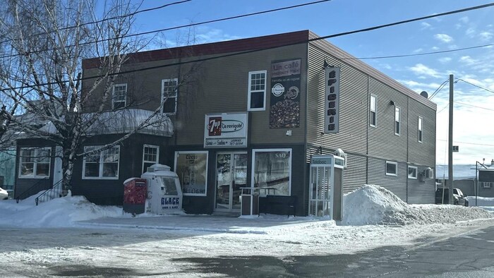 Un immeuble où est situé un dépanneur.    