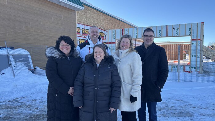 Des élus devant le projet d'agrandissement de l'épicerie de Girardville. 