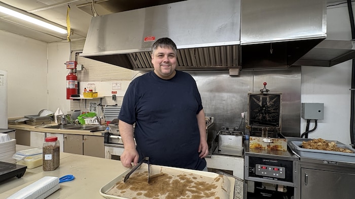 Mathieu Lebreton dans une cuisine industrielle. 