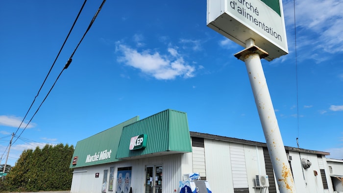 Une épicerie dans un petit village. 