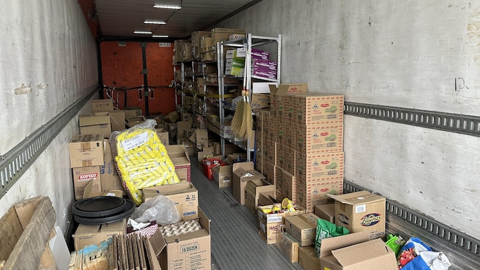 Des produits alimentaires chargés dans une remorque.