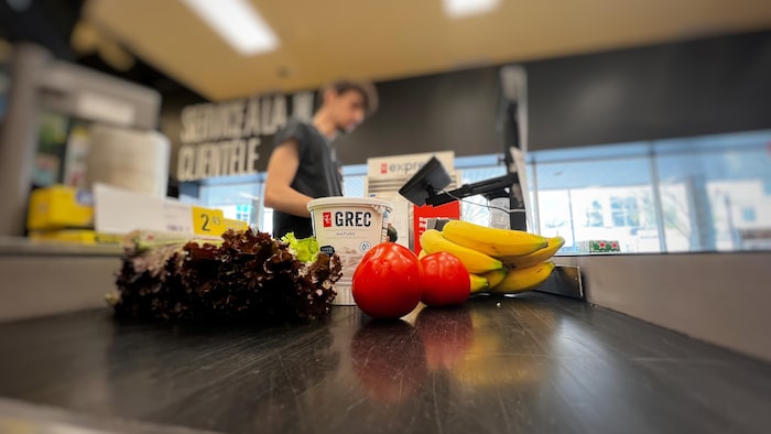 Find the summer job, mission is impossible? star-news.press/wp The man behind his cashier at the grocery store.