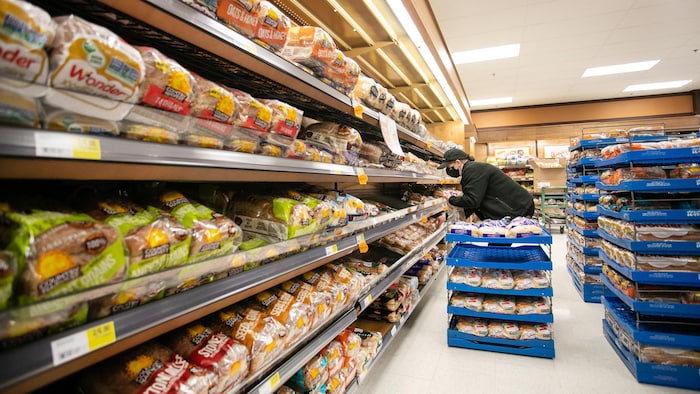 Le rayon du pain tranché d'une épicerie.