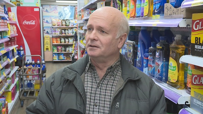 Kevan Shaw, de la Nanaimo Area Public Safety Association, dans une épicerie.
