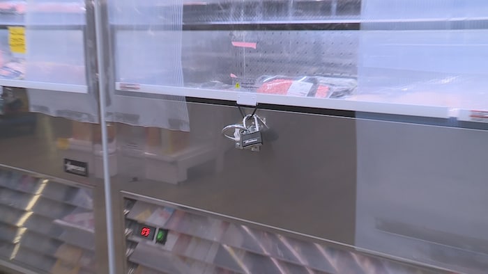 Un cadenas pour accéder à des étalages de viande.