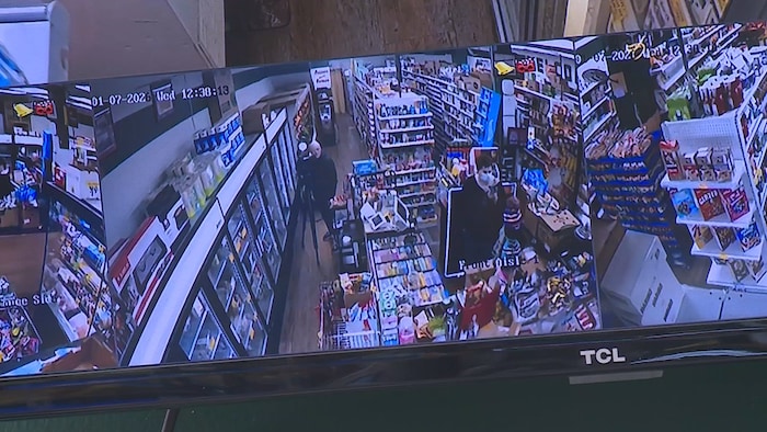 Des images de caméra de surveillance dans une épicerie.