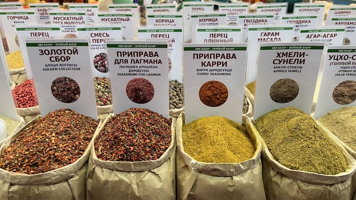 Au Bazaar Vert, le grand marché d'Almaty, l’affichage est trilingue : russe, kazakh et anglais.