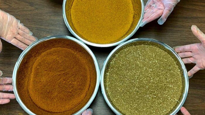  Mosaic Tastes 推出了三种不同的混合调味香料：来自中东的 baharat 和 za'atar 以及来自拉丁美洲的 sazón。