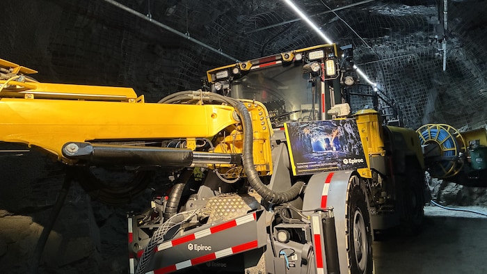 Une foreuse de production électrique, sous la terre.