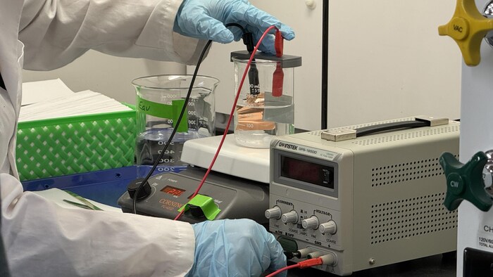 De l'équipement de chimie dans un laboratoire.