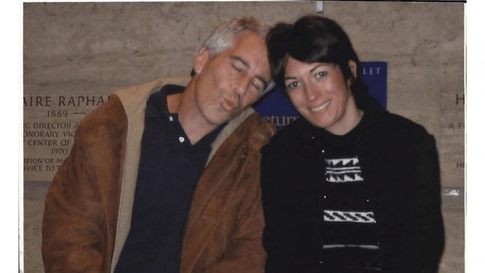 Jeffrey Epstein et Ghislaine Maxwell apparaissent sur cette image publiée par le département américain de la Justice à Washington, le 19 décembre 2025.