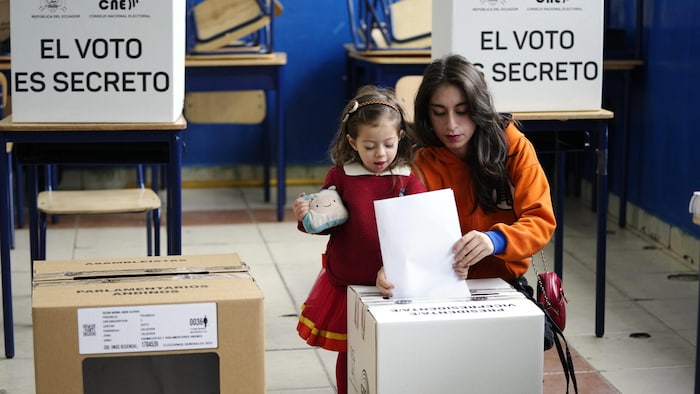 Une électrice vote à Quito vote à Quito, en Équateur, le dimanche 9 février 2025. 