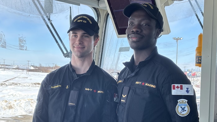 Xavier Gagnon et Loic-Stéphane Ajeradouba posent dans le navire.