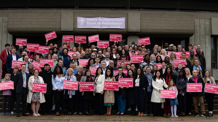 Les candidats et les candidates du parti politique de Catherine Fournier en groupe devant un centre communautaire de Longueuil.