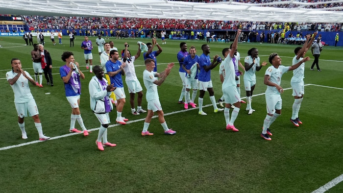 Des joueurs français applaudissent leurs supporteurs après leur victoire 2-0 lors du quart de finale de la Coupe du monde de la FIFA 2026 opposant la France au Maroc, au Boston Stadium, le 9 juillet 2026 à Foxborough, dans le Massachusetts.