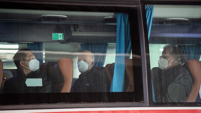 Des membres de l'équipe de l'OMS dans un autobus en Chine.