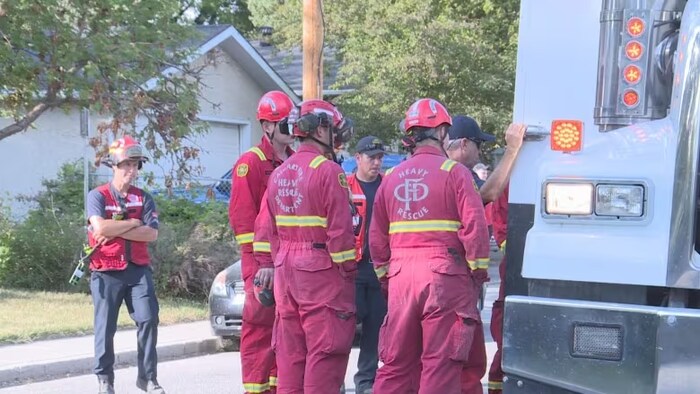 Des secouristes sur le lieu d'un incident, à Calgary, le 8 juin 2023.