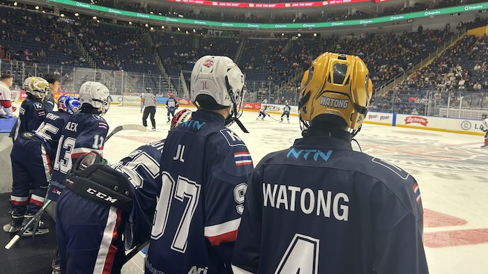 Des joueurs de hockey pee-wee au banc.
