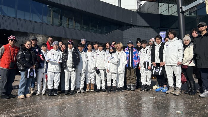 Les joueurs, entraîneurs et parents de l'équipe Thailand Selects, posant devant le Centre Vidéotron.