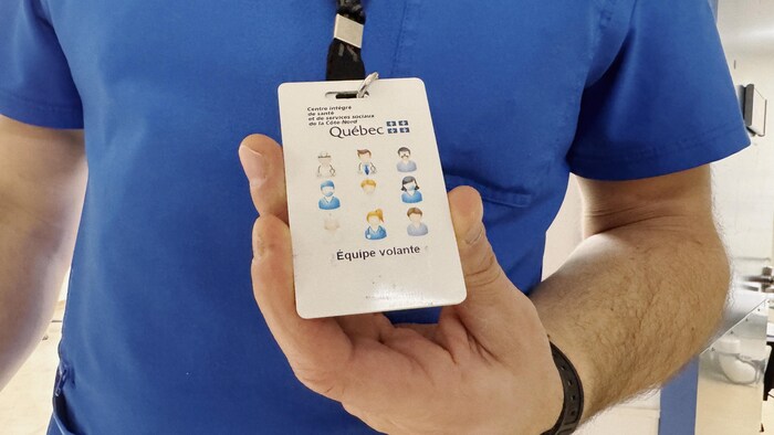 Pierre-Luc Grenier montre sa carte carte d'accès de l'équipe volante.