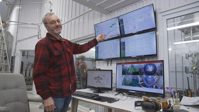Yvan Petitclerc devant ses écrans dans la salle de bouillage.