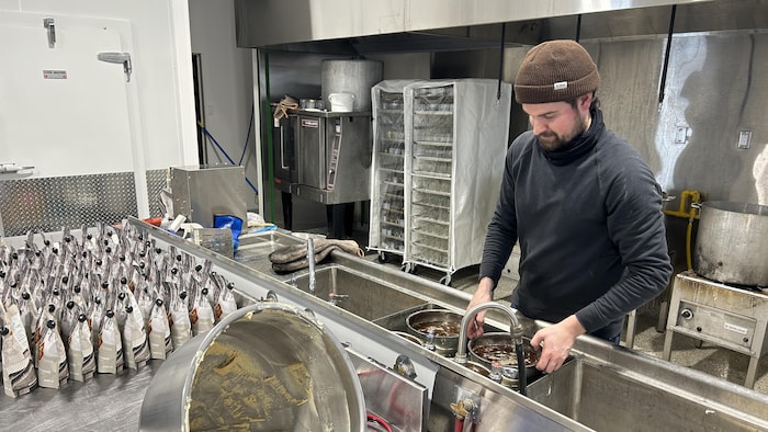 Vincent Néron prépare du sirop d'érable pour le transformer en beurre d'érable.