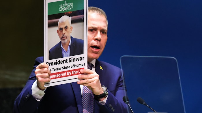 Un homme brandissant un portrait du chef du Hamas.