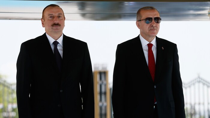 رئيس أذربيجان إلهام علييف (إلى اليسار) إلى جانب حليفه الرئيس التركي رجب طيّب أردوغان خلال زيارة إلى تركيا عام 2018.