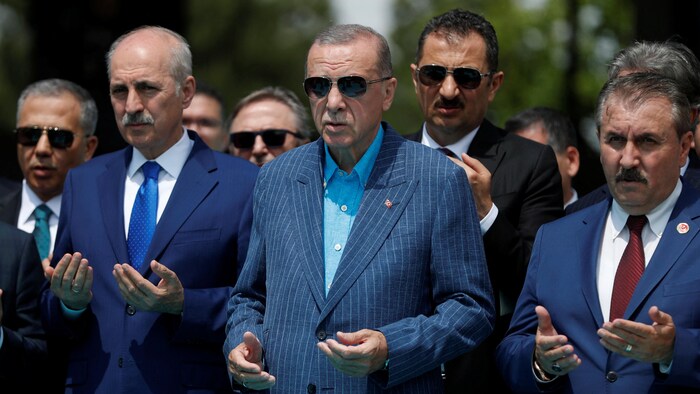 Le président turc Recep Tayyip Erdogan se recueille sur la tombe de l'ancien premier ministre turc Adnan Menderes.