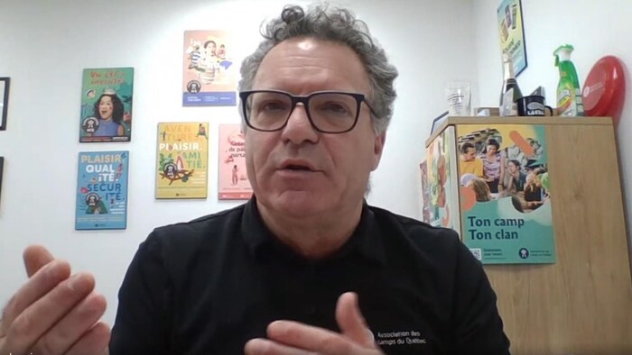 Portrait d'Éric Beauchemin à son bureau. 