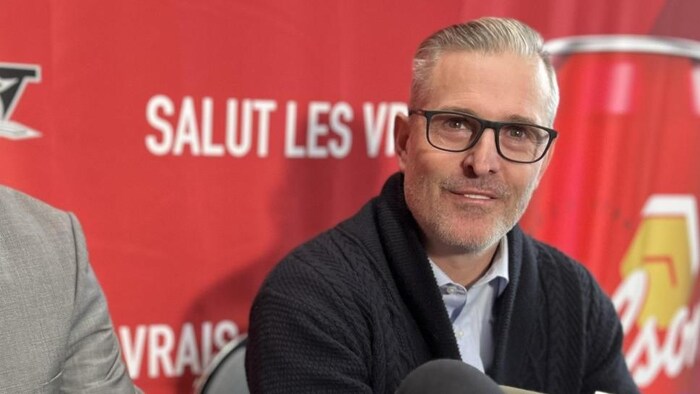 Éric Bélanger lors d'une conférence de presse.