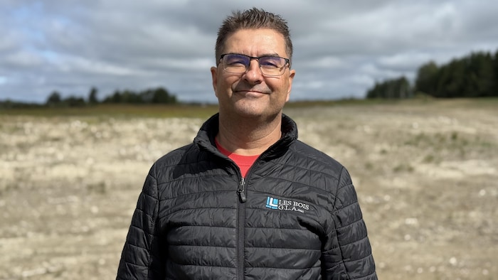 Éric Bourque sur le site du futur circuit fermé où aura lieu la Foire du camionneur de Barraute.