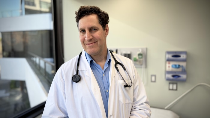Portrait d'Eric Cadesky dans son cabinet, à Vancouver, octobre 2026.