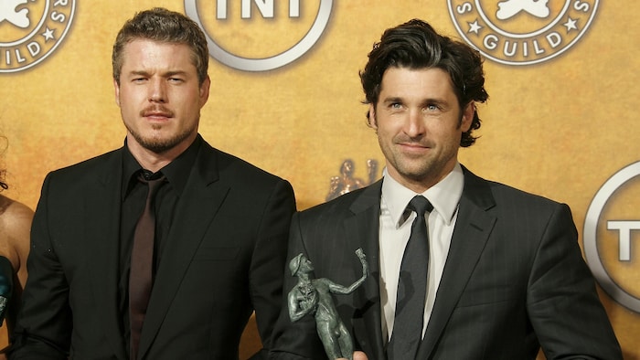 Les acteurs Eric Dane (à gauche) et Patrick Dempsey, lauréats du prix « Ensemble dans une série dramatique » pour « Grey's Anatomy », lors de la 13e cérémonie annuelle des Screen Actors Guild Awards, le 28 janvier 2007 à Los Angeles.