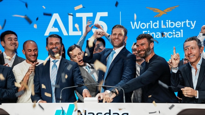 Donald Trump Jr., Eric Trump et d'autres hommes, célèbrent.
