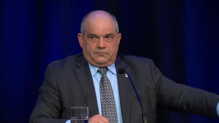 Eric Ducharme, l'air sérieux, lors d'une conférence de presse.