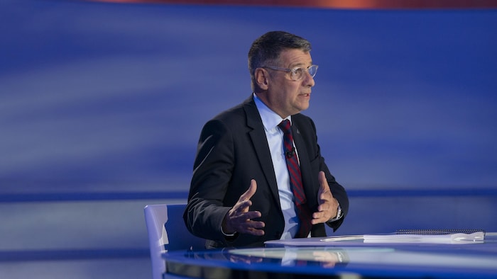 Le chef du PCQ, Éric Duhaime, sur le plateau de l'émission spéciale « Cinq chefs, une élection ».